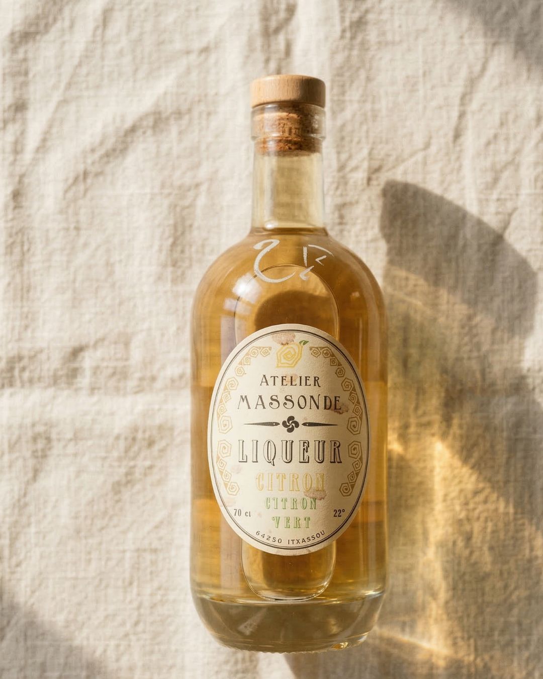 Liqueur d'agrumes artisanale par l'Atelier Massonde à Itxassou. Citron jaune et citron vert macérés à froid, sans artifice. Cocktail, digestif ou cuisine. Livraison France 48h.