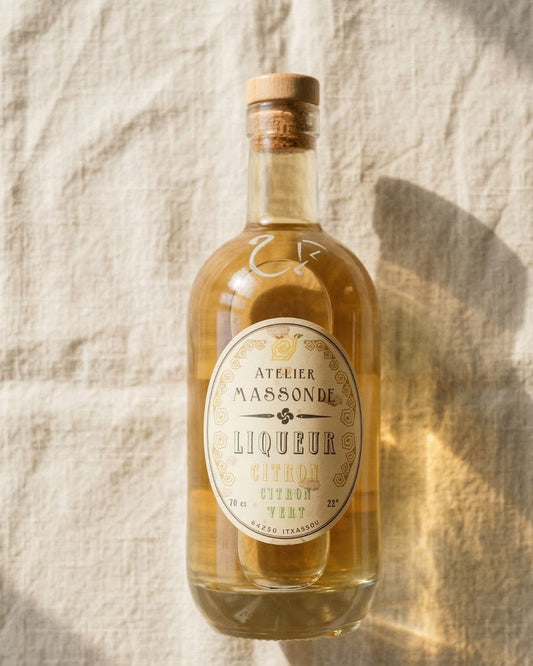  Liqueur d'agrumes artisanale par l'Atelier Massonde à Itxassou. Citron jaune et citron vert macérés à froid, sans artifice. Cocktail, digestif ou cuisine. Livraison France 48h.