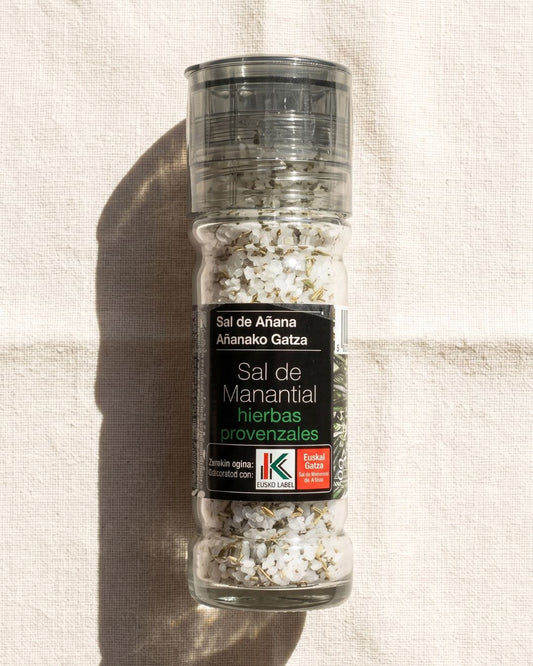 Sel minéral d'Añana et herbes de Provence bio. Moulin rechargeable, sans additifs, Eusko Label. Parfait pour grillades et légumes. Épicerie Sardine, Ciboure.